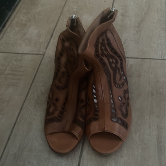 RON WHITE Laser Cut Leather Open Toe Bootie EUC - Picture 3 of 5